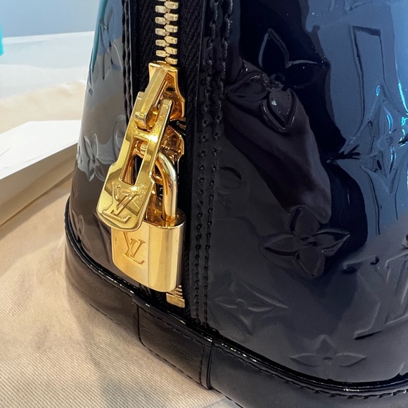 Louis Vuitton alma MM in excellent condition - color Vernis Amarante - Picture 7 of 14